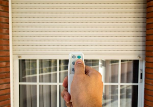 שולטים על האור: למה כדאי להתקין תריסים חשמליים בחלונות הבית?